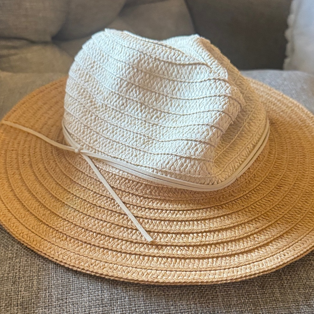Steve Madden Two-Tone Straw Sun Hat in Cream and Tan